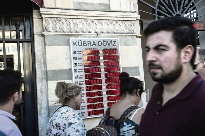 Cotización de las monedas, ayer, en un cambio de Estambul, Turquía.
 · Foto: Sin dato de autor