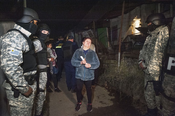 Stella Maris Giménez, luego de entregar las llaves de una vivienda, ayer, en Los Palomares, en Casavalle. · Foto: Federico Gutiérrez
