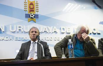 Edgar Welker, presidente de la Asociación Uruguaya de Fútbol (AUF), y Roberto Pastoriza, secretario de Selecciones Nacionales, ayer, durante la asamblea de la AUF. Edgar Welker, presidente de la Asociación Uruguaya de Fútbol (AUF), y Roberto Pastoriza, secretario de Selecciones Nacionales, ayer, durante la asamblea de la AUF.