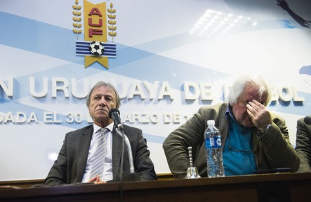 Edgar Welker, presidente de la Asociación Uruguaya de Fútbol (AUF), y Roberto Pastoriza, secretario de Selecciones Nacionales, ayer, durante la asamblea de la AUF. · Foto: Andrés Cuenca Edgar Welker, presidente de la Asociación Uruguaya de Fútbol (AUF), y Roberto Pastoriza, secretario de Selecciones Nacionales, ayer, durante la asamblea de la AUF. · Foto: Andrés Cuenca