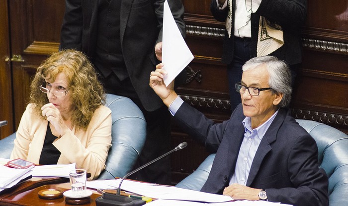 Constanza Moreira y Juan Castillo, ayer, en la sesión de la Cámara de Senadores. · Foto: Pablo Vignali