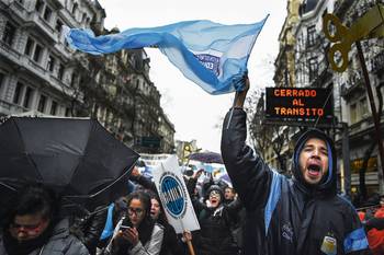 Marcha por aumento salarial a los docentes, y contra los recortes presupuestarios en las universidades públicas, ayer, en Buenos Aires. Marcha por aumento salarial a los docentes, y contra los recortes presupuestarios en las universidades públicas, ayer, en Buenos Aires.
