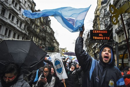 Marcha por aumento salarial a los docentes, y contra los recortes presupuestarios en las universidades públicas, ayer, en Buenos Aires. · Foto: Eitan Abramovich Marcha por aumento salarial a los docentes, y contra los recortes presupuestarios en las universidades públicas, ayer, en Buenos Aires. · Foto: Eitan Abramovich