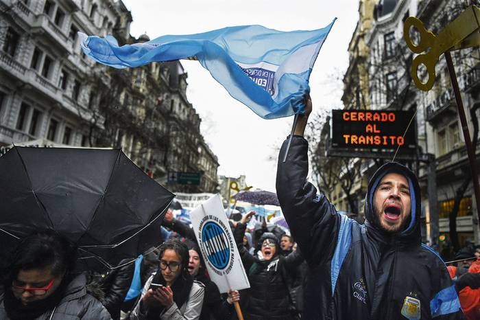 Marcha por aumento salarial a los docentes, y contra los recortes presupuestarios en las universidades públicas, ayer, en Buenos Aires. · Foto: Eitan Abramovich