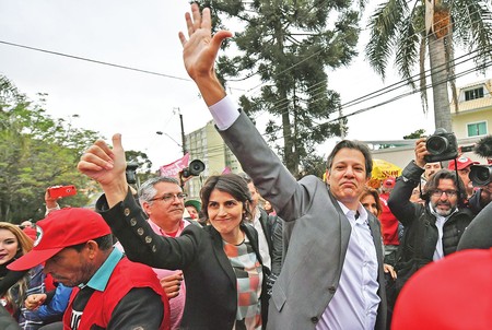 Los candidatos presidenciales y vicepresidenciales de Brasil por el Partido de los Trabajadores, Fernando Haddad (d) y Manuela D’Ávila, después del anuncio oficial de las candidaturas, ayer, fuera de la Superintendencia Federal de Policía, en Curitiba, Brasil. · Foto: Nelson Almeida Los candidatos presidenciales y vicepresidenciales de Brasil por el Partido de los Trabajadores, Fernando Haddad (d) y Manuela D’Ávila, después del anuncio oficial de las candidaturas, ayer, fuera de la Superintendencia Federal de Policía, en Curitiba, Brasil. · Foto: Nelson Almeida