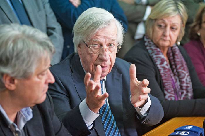 Danilo Astori en la sede de Asamblea Uruguay el año pasado, junto a Rafael Michelini y Liliam Kechichián, hoy distanciados del Frente Liber Seregni (archivo, setiembre 2018). · Foto: Federico Gutiérrez