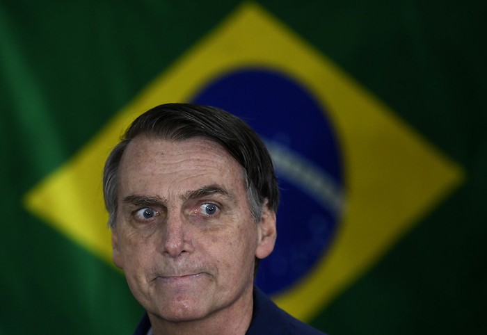 Jair Bolsonaro, al momento de votar, ayer, en Río de Janeiro, Brasil. · Foto: Mauro Pimentel
