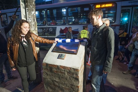 Verónica Mato y Germán Tanco, descubren la Placa de la Memoria en homenaje a Miguel Mato, ayer, en el Barrio Unión. · Foto: Federico Gutiérrez Verónica Mato y Germán Tanco, descubren la Placa de la Memoria en homenaje a Miguel Mato, ayer, en el Barrio Unión. · Foto: Federico Gutiérrez
