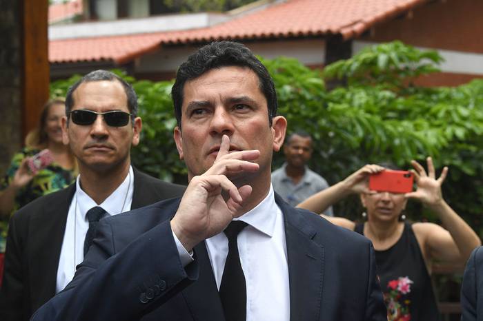 El juez brasileño Sérgio Moro abandona la casa del presidente electo de Brasil, Jair Bolsonaro, después de una reunión en Río de Janeiro (archivo, 2018). · Foto: Mauro Pimentel