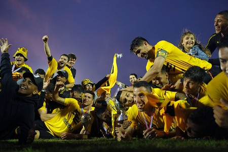 Los jugadores de Peñarol festejan el Campeonato Uruguayo, tras ganar el clásico, ayer, en el estadio Centenario. Foto: Pablo Vignali Los jugadores de Peñarol festejan el Campeonato Uruguayo, tras ganar el clásico, ayer, en el estadio Centenario. Foto: Pablo Vignali