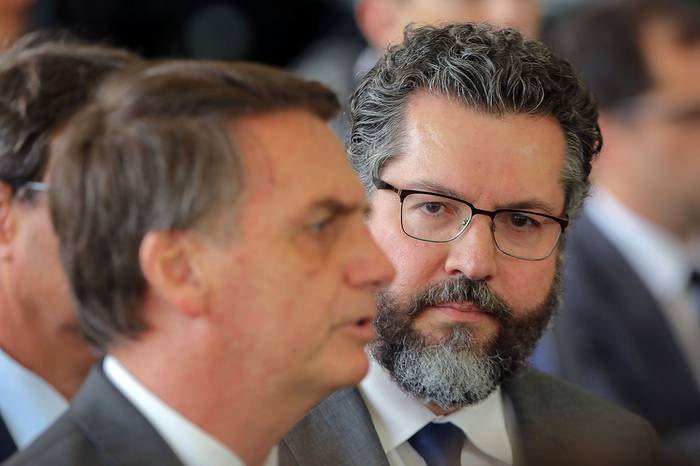 Jair Bolsonaro (i), y su recién nombrado Ministro de Relaciones Exteriores, Ernesto Araujo, ayer, en la sede del gobierno de transición en Brasilia.  · Foto: Sergio Lima