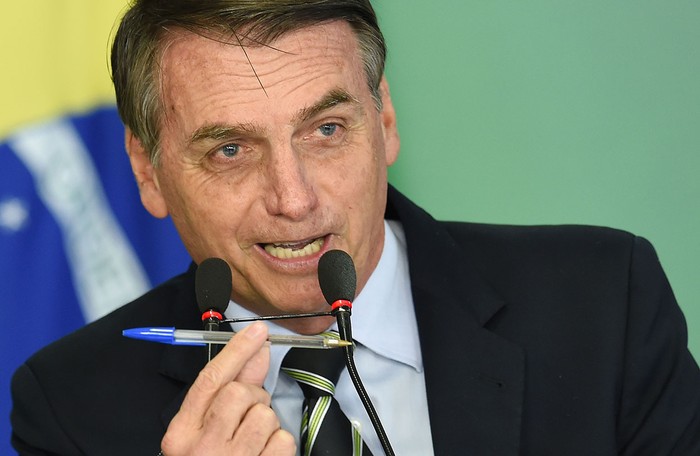 Jair Bolsonaro, presidente de Brasi, durante la firma un decreto presidencial que flexibiliza la posesión de armas de fuego, ayer, en el Palacio de Planalto, en Brasilia.
 · Foto: Evaristo Sa