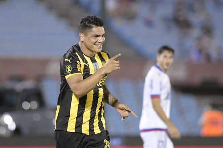 Gabriel Fernández, tras convertir el segundo gol para Peñarol en el clásico. · Foto: Sandro Pereyra Gabriel Fernández, tras convertir el segundo gol para Peñarol en el clásico. · Foto: Sandro Pereyra