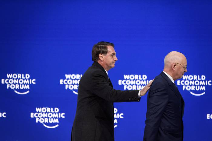 El presidente brasileño, Jair Bolsonaro y el fundador y presidente ejecutivo del Foro Económico Mundial, Klaus Schwab, ayer, en Davos, Suiza Oriental.

 · Foto: Fabrice Coffrini