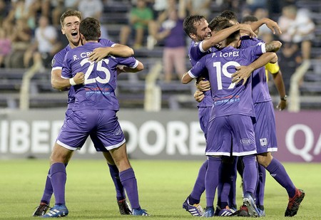 Los jugadores de Defensor Sporting, festejan un gol a Bolívar, ayer, en el estadio Luis Franzini. · Foto: Miguel Rojo Los jugadores de Defensor Sporting, festejan un gol a Bolívar, ayer, en el estadio Luis Franzini. · Foto: Miguel Rojo