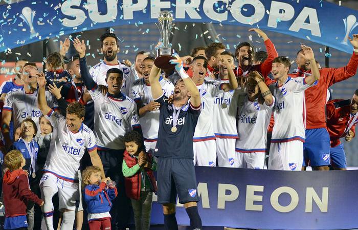 El equipo de Nacional festeja la Supercopa, tras vencer a Peñarol, ayer, en el estadio Centenario. · Foto: Pablo Vignali