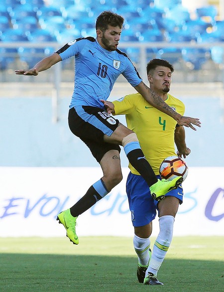 Nicolás Schiappacasse, de Uruguay, y Matheus, de Brasil, ayer, en el estadio El Teniente en Rancagua, Chile. · Foto: Claudio Reyes Nicolás Schiappacasse, de Uruguay, y Matheus, de Brasil, ayer, en el estadio El Teniente en Rancagua, Chile. · Foto: Claudio Reyes