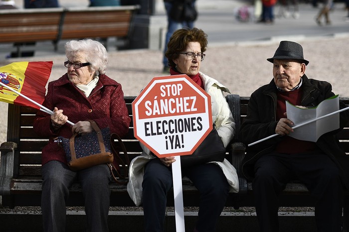 Manifestación contra el primer ministro español, Pedro Sánchez, ayer, en Madrid. · Foto: Óscar del Pozo