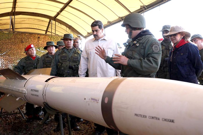 Nicolás Maduro asiste a ejercicios militares en el estado Miranda, Venezuela, el 10 de febrero. · Foto: Miraflores, s/d de autor