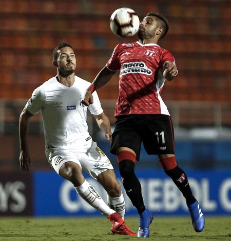 Luis Urruti (d), de River Plate, y Jean Mota, de Santos, ayer, en el estadio Pacaembu en San Pablo, Brasil. · Foto: Miguel Schincariol Luis Urruti (d), de River Plate, y Jean Mota, de Santos, ayer, en el estadio Pacaembu en San Pablo, Brasil. · Foto: Miguel Schincariol