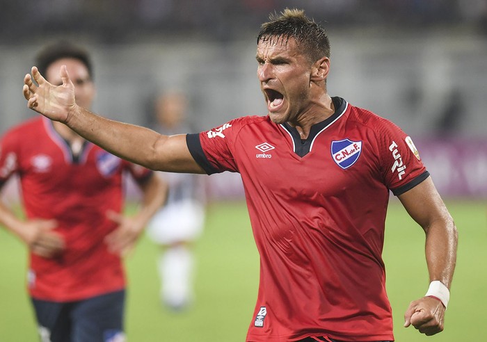 Gonzalo Bergessio festeja el gol de Nacional a Zamora, ayer, en el estadio Agustín Tovar, en Barinas, Venezuela.
 · Foto: Ronaldo Schemidt, AFP