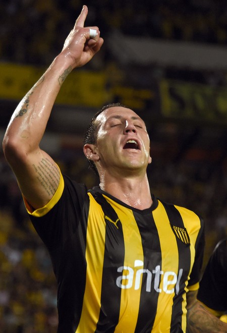 Cristian Lema, festeja un gol de Peñarol al boliviano San José, ayer, en el estadio Campeón del Siglo. · Foto: Miguel Rojo Cristian Lema, festeja un gol de Peñarol al boliviano San José, ayer, en el estadio Campeón del Siglo. · Foto: Miguel Rojo
