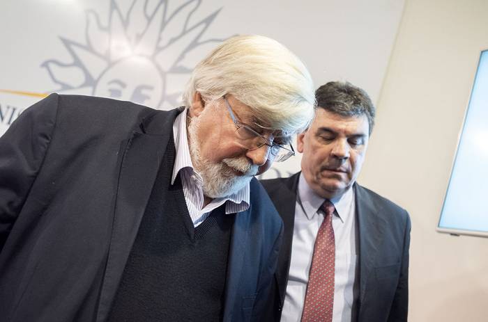 Eduardo Bonomi y Jorge Layera, ayer, luego de la conferencia de prensa en el Ministerio del Interior. · Foto: Ricardo Antúnez