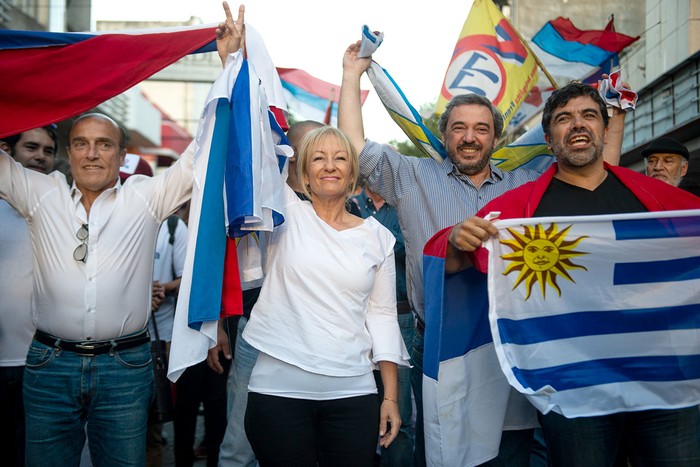 Daniel Martínez, Carolina Cosse, Mario Bergara y Óscar Andrade, en la conmemoración del aniversario del primer acto público del Frente Amplio, ayer la plaza Artigas de Paysandú.

 · Foto: Santiago Mazzarovich, adhocfotos