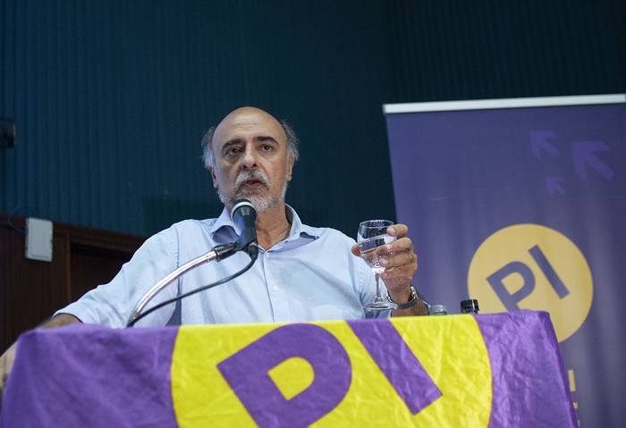 Pablo Mieres, durante la Convención Nacional del Partido Independiente, en la Intendencia de Montevideo, en marzo. · Foto: Juan Manuel Ramos