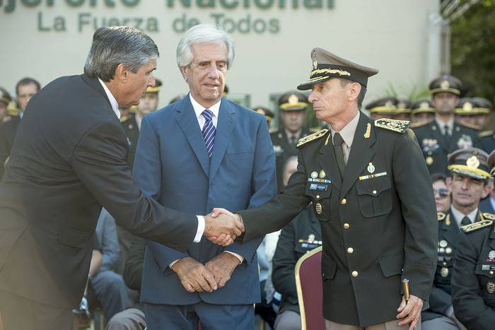 Daniel Montiel, Tabaré Vázquez y José González, el 18 de marzo, durante la asunción de este último como comandante en jefe del Ejército.

 · Foto: Santiago Mazzarovich