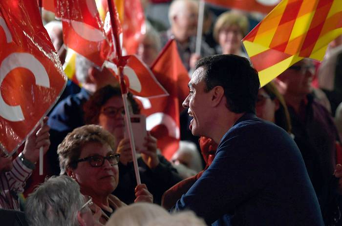 Pedro Sánchez Primer Ministro español y candidato presidencial del Partido Socialista Español, durante un acto de campaña, el 18 de abril, en Badalona. · Foto: Lluis Gene, AFP