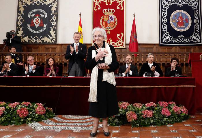 Ida Vitale, después de recibir el Premio de Literatura Cervantes, ayer, en la Universidad de Alcalá.

 · Foto: Andrés Ballesteros, AFP