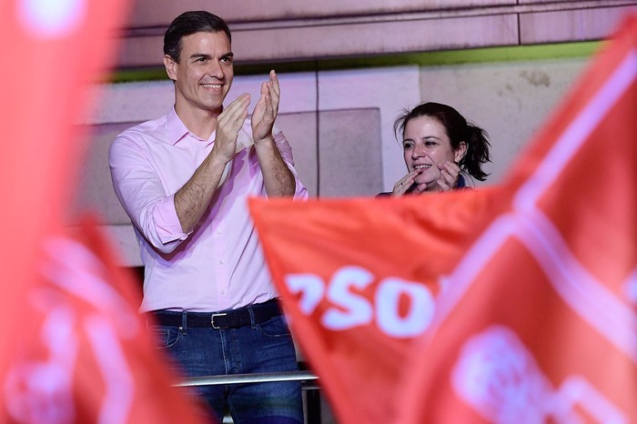 Pedro Sánchez, presidente español y candidato del PSOE, y Adriana Lastra, vicesecretaria general, durante un acto después de las elecciones generales en España. · Foto: Javier Soriano, AFP