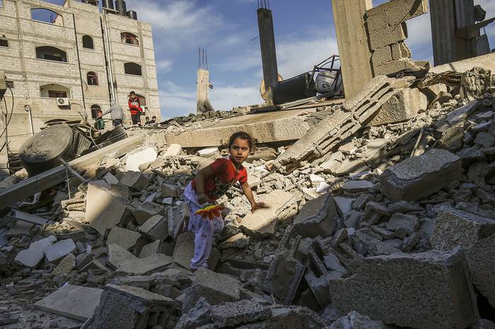Una niña palestina sobre los restos de un edificio que fue destruido durante un ataque aéreo israelí, ayer, en Rafah, en la franja sur de Gaza.
 · Foto: Said Khatib, AFP