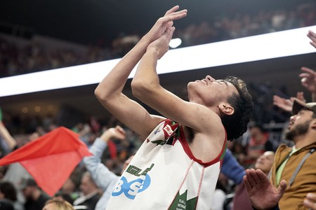 Hinchas de Aguada, ayer, en el Antel Arena. · Foto: Ricardo Antúnez Hinchas de Aguada, ayer, en el Antel Arena. · Foto: Ricardo Antúnez