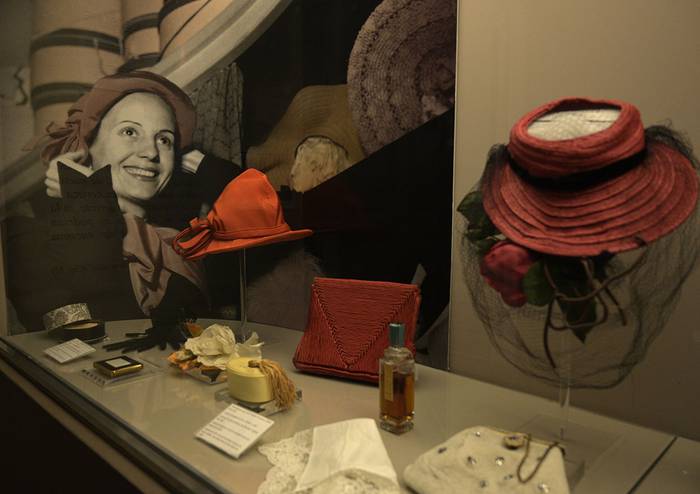 Accesorios que pertenecieron a Eva Perón (1919-1952), ayer, en el Museo Evita, en Buenos Aires. · Foto: Juan Mabromata, AFP