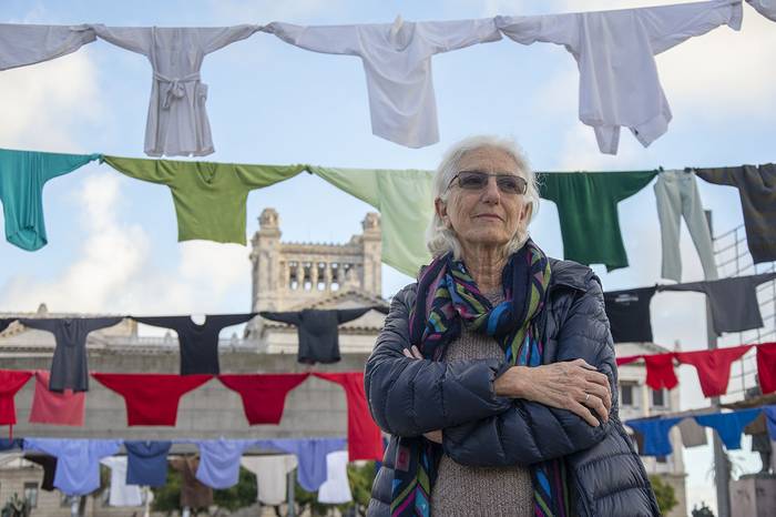 Elena Zaffaroni, en la instalación en homenaje a los desaparecidos, ayer, en la plaza Mártires de Chicago. · Foto: Alessandro Maradei