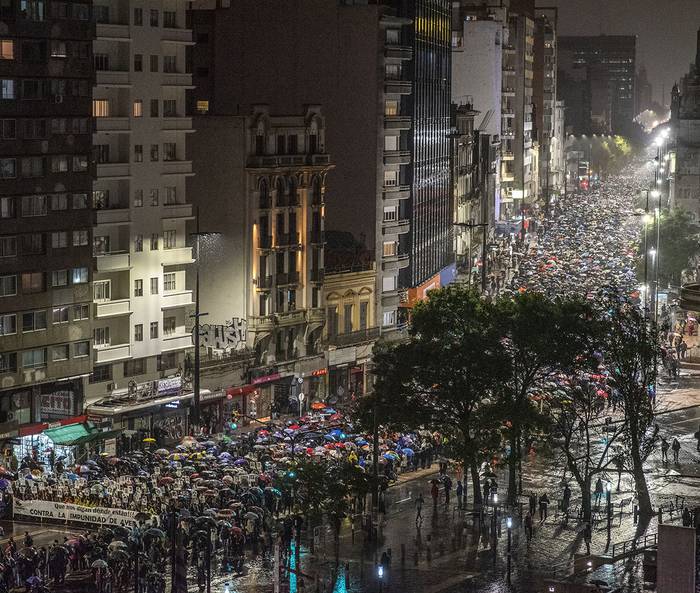 Marcha del Silencio, anoche, en el Centro de Montevideo. · Foto: Ricardo Antúnez
