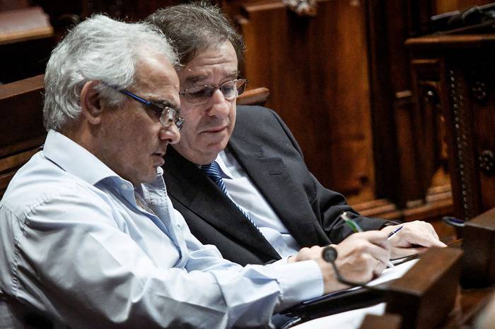 Jorge Pozzi e Iván Posada, durante el tratamiento y votación de la Ley Orgánica Militar, ayer, en la Cámara de Diputados. · Foto: Javier Calvelo, adhocFOTOS
