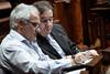 Jorge Pozzi e Iván Posada, durante el tratamiento y votación de la Ley Orgánica Militar, ayer, en la Cámara de Diputados. · Foto: Javier Calvelo, adhocFOTOS Jorge Pozzi e Iván Posada, durante el tratamiento y votación de la Ley Orgánica Militar, ayer, en la Cámara de Diputados. · Foto: Javier Calvelo, adhocFOTOS