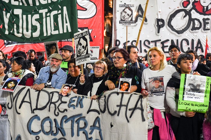 Activistas, y familiares de los cuatro jóvenes que murieron en una persecución policial en San Miguel del Monte, durante una marcha desde el edificio del Congreso hasta la plaza Mayo, el viernes, en Buenos Aires.
Foto: Maximiliano Luna, Telam, Afp
