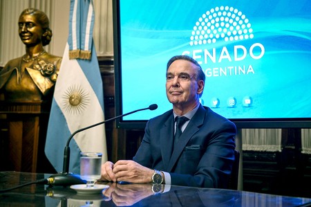 Miguel Ángel Pichetto, senador argentino, durante una conferencia de prensa, ayer, en el Senado, en Buenos Aires. Foto: Foto: Charly Díaz Azcue, Senado De Argentina, AFP
Miguel Ángel Pichetto, senador argentino, durante una conferencia de prensa, ayer, en el Senado, en Buenos Aires. Foto: Foto: Charly Díaz Azcue, Senado De Argentina, AFP