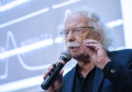 Giacomo Rizzolatti, durante el acto en que recibió el título Honoris Causa, ayer, en el Paraninfo de la Universidad. · Foto: Mariana Greif Giacomo Rizzolatti, durante el acto en que recibió el título Honoris Causa, ayer, en el Paraninfo de la Universidad. · Foto: Mariana Greif