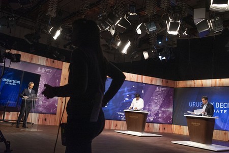 Oscar Andrade y Ernesto Talvi, durante el debate en Canal 4, en junio de 2019. · Foto: Ricardo Antúnez, adhocFOTOS Oscar Andrade y Ernesto Talvi, durante el debate en Canal 4, en junio de 2019. · Foto: Ricardo Antúnez, adhocFOTOS