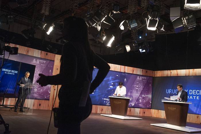 Oscar Andrade y Ernesto Talvi, durante el debate en Canal 4, en junio de 2019. · Foto: Ricardo Antúnez, adhocFOTOS