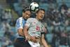 Martín Cáceres y Shinji Okazaki, de Japón, ayer, en el estadio Gremio Arena, en Porto Alegre, Brasil.
· Foto: Carl De Souz, AFP Martín Cáceres y Shinji Okazaki, de Japón, ayer, en el estadio Gremio Arena, en Porto Alegre, Brasil.
· Foto: Carl De Souz, AFP