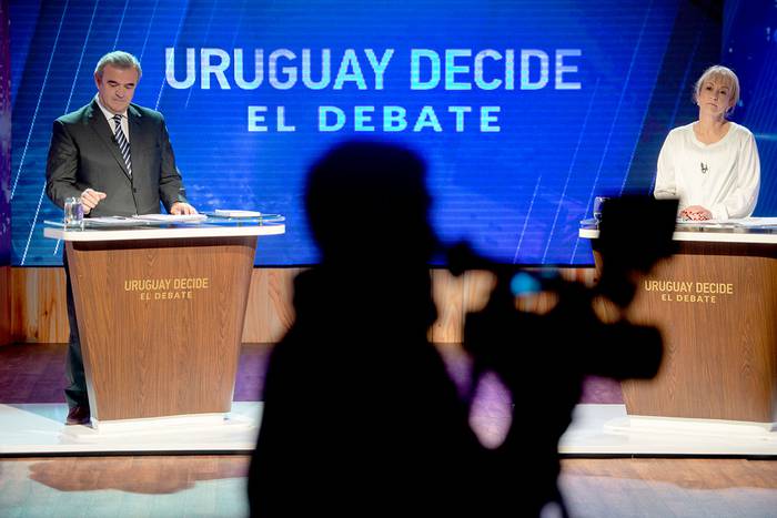 Jorge Larrañaga y Carolina Cosse, ayer, durante el debate en el Canal 4. 

 · Foto: Santiago Mazzarovich / adhocFOTOS