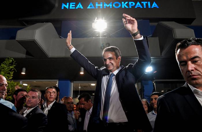 El recién elegido primer ministro de Grecia y líder del conservador partido de la Nueva Democracia, Kyriakos Mitsotakis, saluda a sus partidarios fuera de la sede del partido después de los resultados oficiales, ayer, en Atenas.

 · Foto: Louisa Gouliamaki, AFP