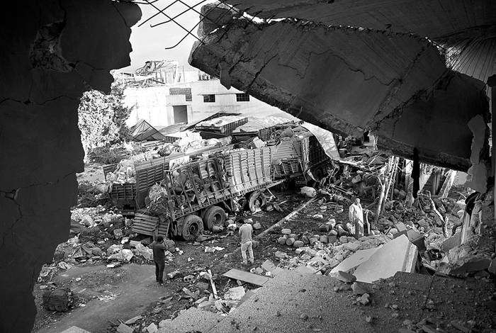 Destrozos en la ciudad siria de Alepo, después de que un convoy de ayuda fue alcanzado por un ataque aéreo. Foto: Omar Haj Kadour, AFP