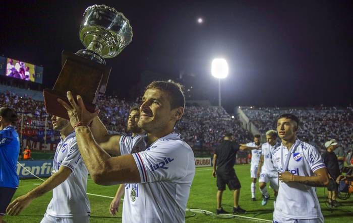 Gonzalo Bergessio, capitán de Nacional, con el trofeo del torneo Clausura, anoche, en el estadio Centenario.  · Foto: .
